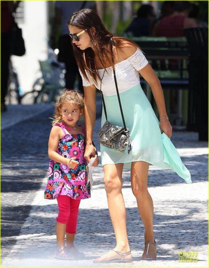 Adriana Lima Family Lunch with Valentina & Sienna! Photo 2929624