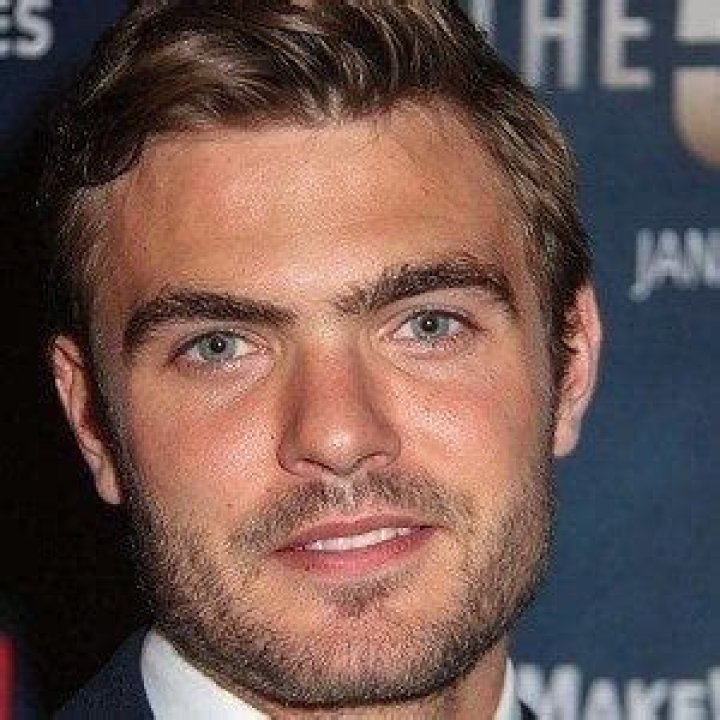 Alex Roe Bio, Wife, Age, Daughter, Net Worth, Parents and Height
