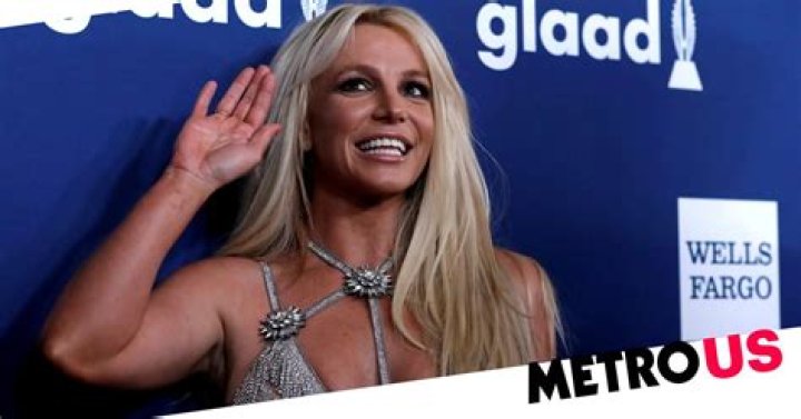 Britney Spears poses naked on the beach and sends a strong message to