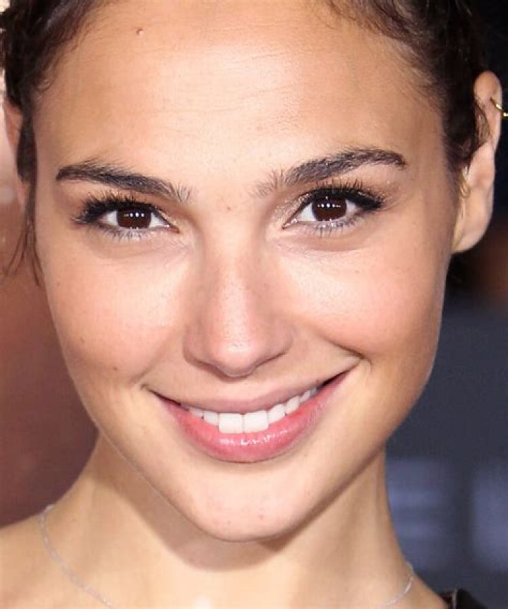 Compare Gal Gadot's height, weight, body measurements with other celebs