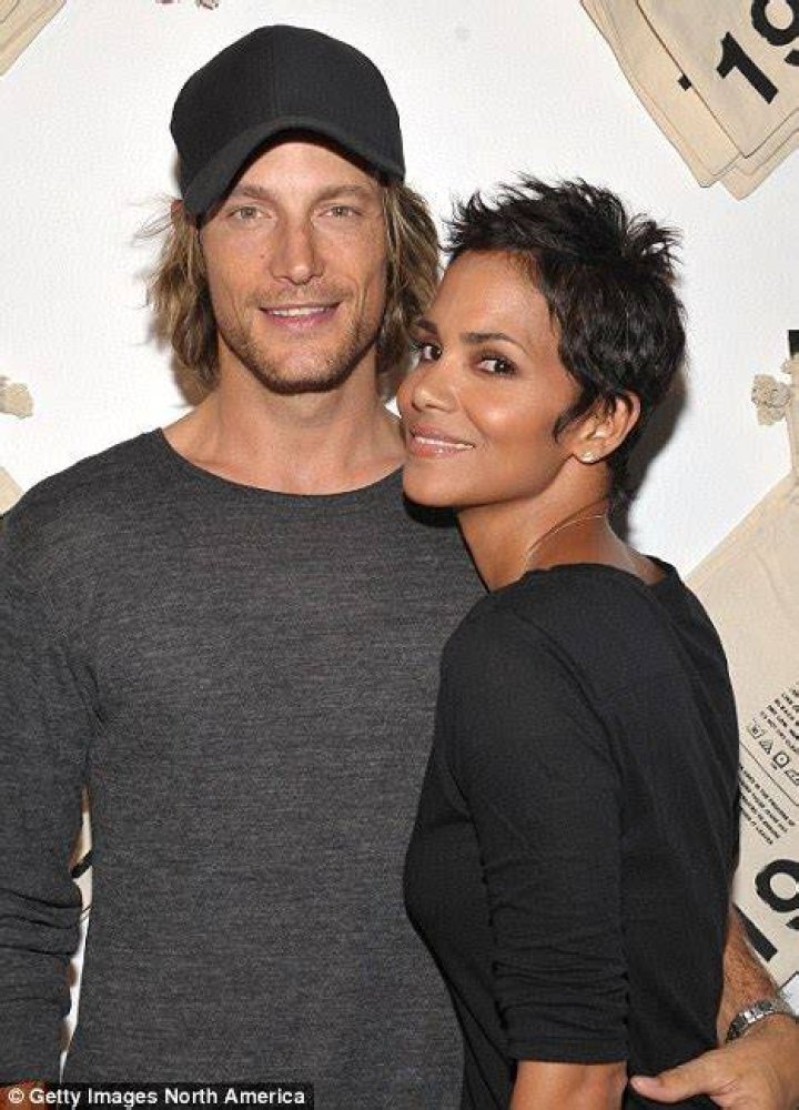 Halle Berry Sisters And Brothers