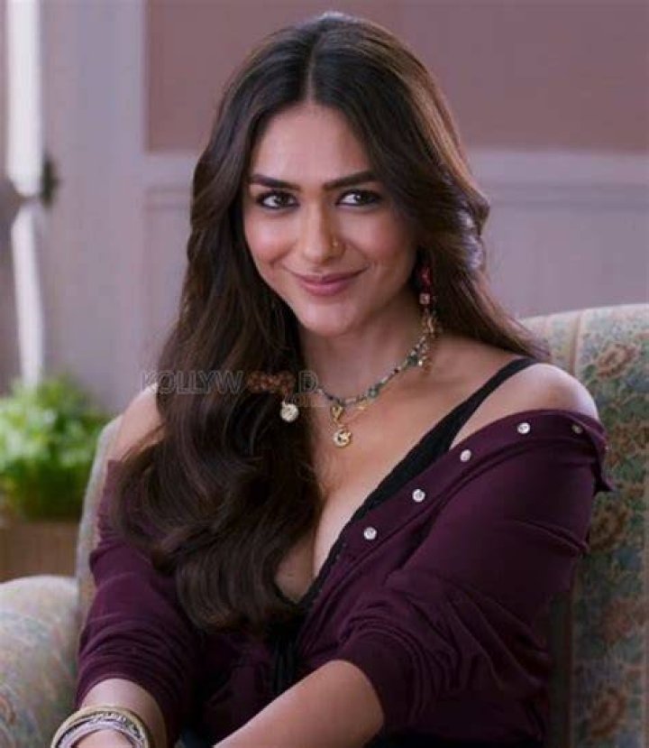 Heroine Mrunal Thakur Deep Cleavage and Hot Navel in sleeveless blouse