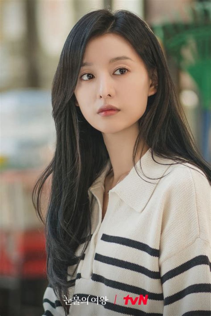 Kim Ji Won Exudes The Aura Of A Queen In &ldquo;Queen Of Tears&rdquo;