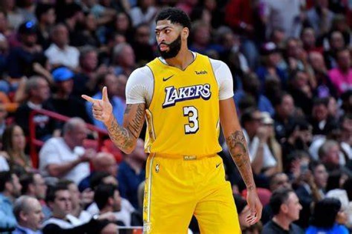Lakers Star Anthony Davis Serenaded His Bride And Performed With New