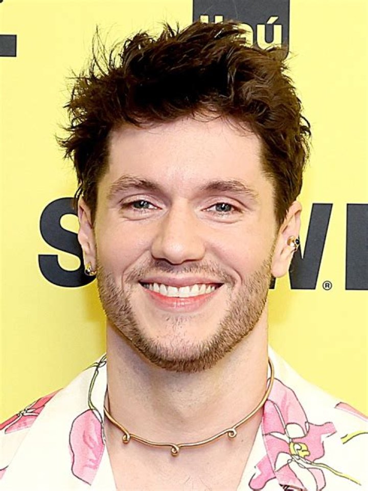 &lsquo;You&rsquo; Star James Scully Talks Queer Representation and Playing Straight