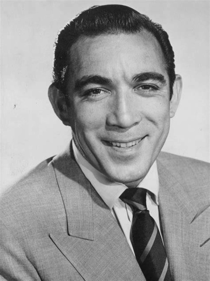 Nachrichtenfoto Mexicanborn actor Anthony Quinn hugs his wife