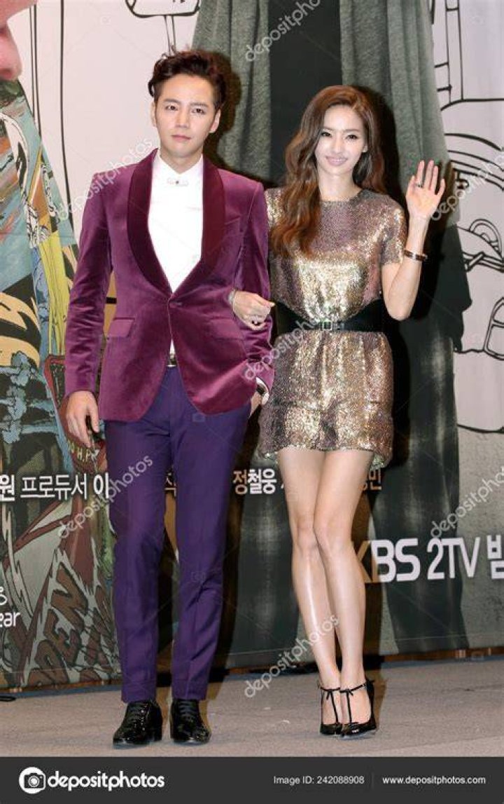 Park Geun & Han Young Kim JUNHO, who received the bouquet at the