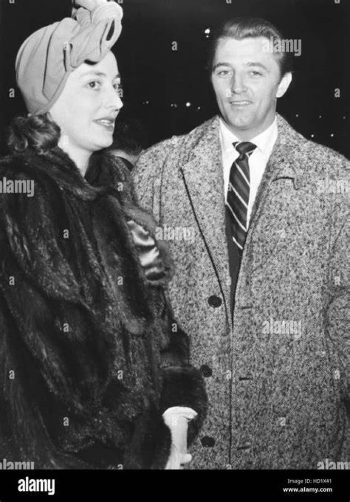 Robert Mitchum (right) with his wife Dorothy Mitchum, 1948 Stock Photo