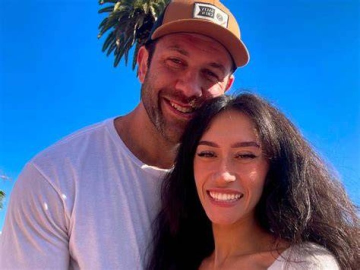 Who is Lee Asher's girlfriend? What is known about his relationships
