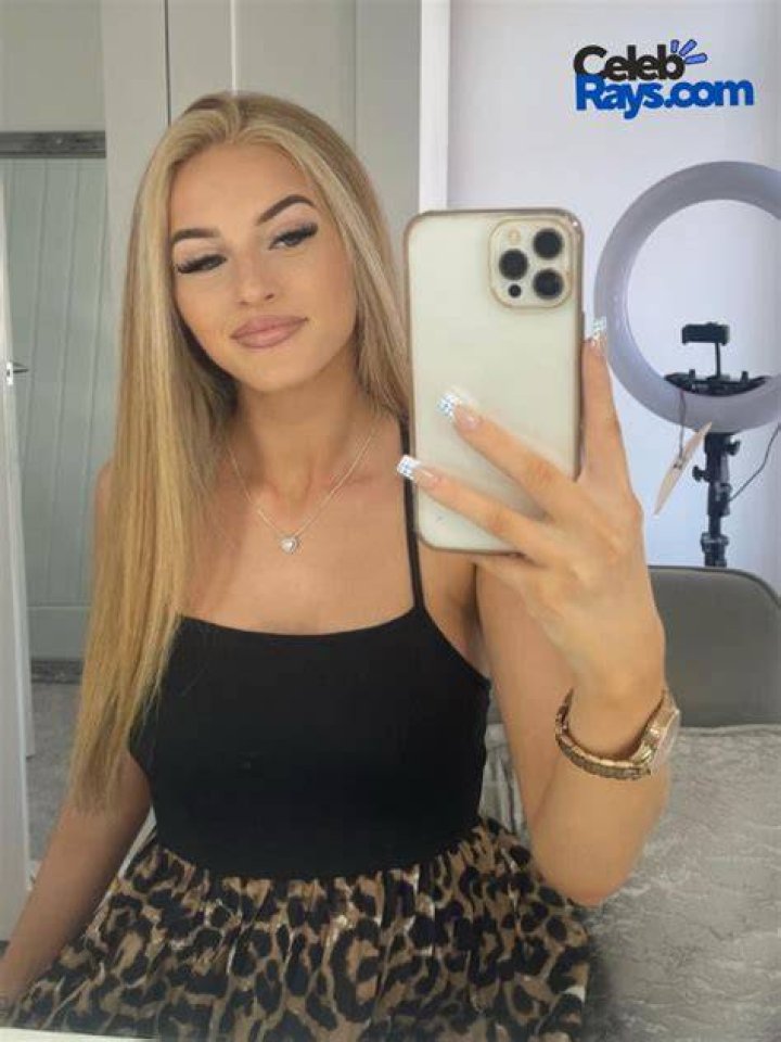 Who is Sophie Aspin? Net Worth, Partner, Biography Sugar Zam